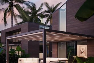 Modern pergola a teraszon, luxus környezetben pálmákkal.