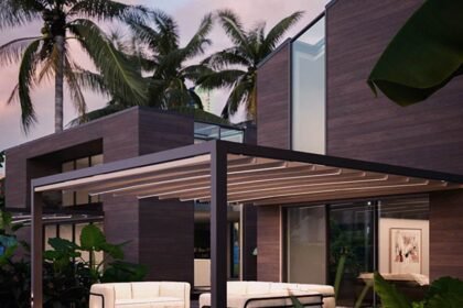 Modern pergola a teraszon, luxus környezetben pálmákkal.