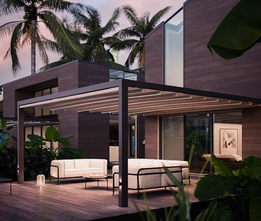 Modern pergola a teraszon, luxus környezetben pálmákkal.