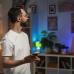 Férfi okosotthon rendszer telepítése közben, modern dekorációval.