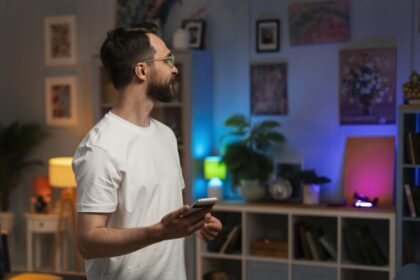 Férfi okosotthon rendszer telepítése közben, modern dekorációval.